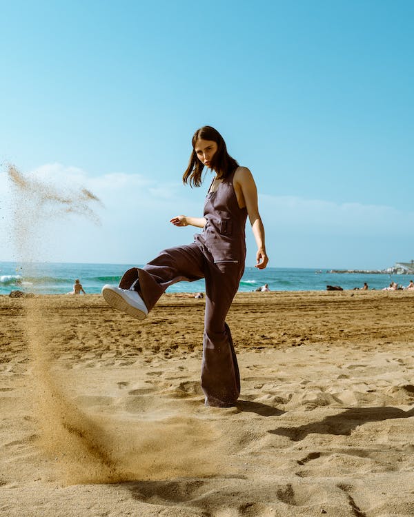 Ilustrasi jumpsuit untuk outfit liburan ke pantai.
