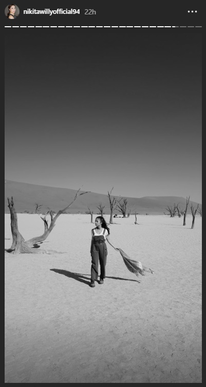 Nikita Willy berpose di Deadvlei