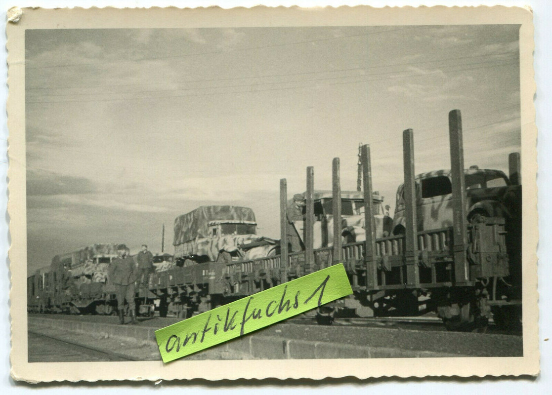 Militär-LKW`s u.PKW´s mit tollem Tarnanstrich auf Eisenbahn-Tran