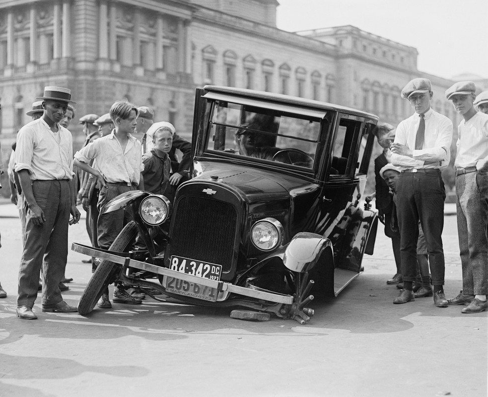 Blacknwhitevintagecar.jpg