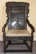 ¿Monedas mortuorias?  Antique-Chair-on-Geoff-Oddy-s-stand