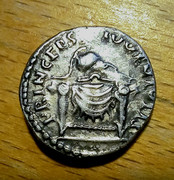 Denario de Domiciano. PRINCEPS IVVENTVTIS. Trono con casco. Roma. 20211228-231515