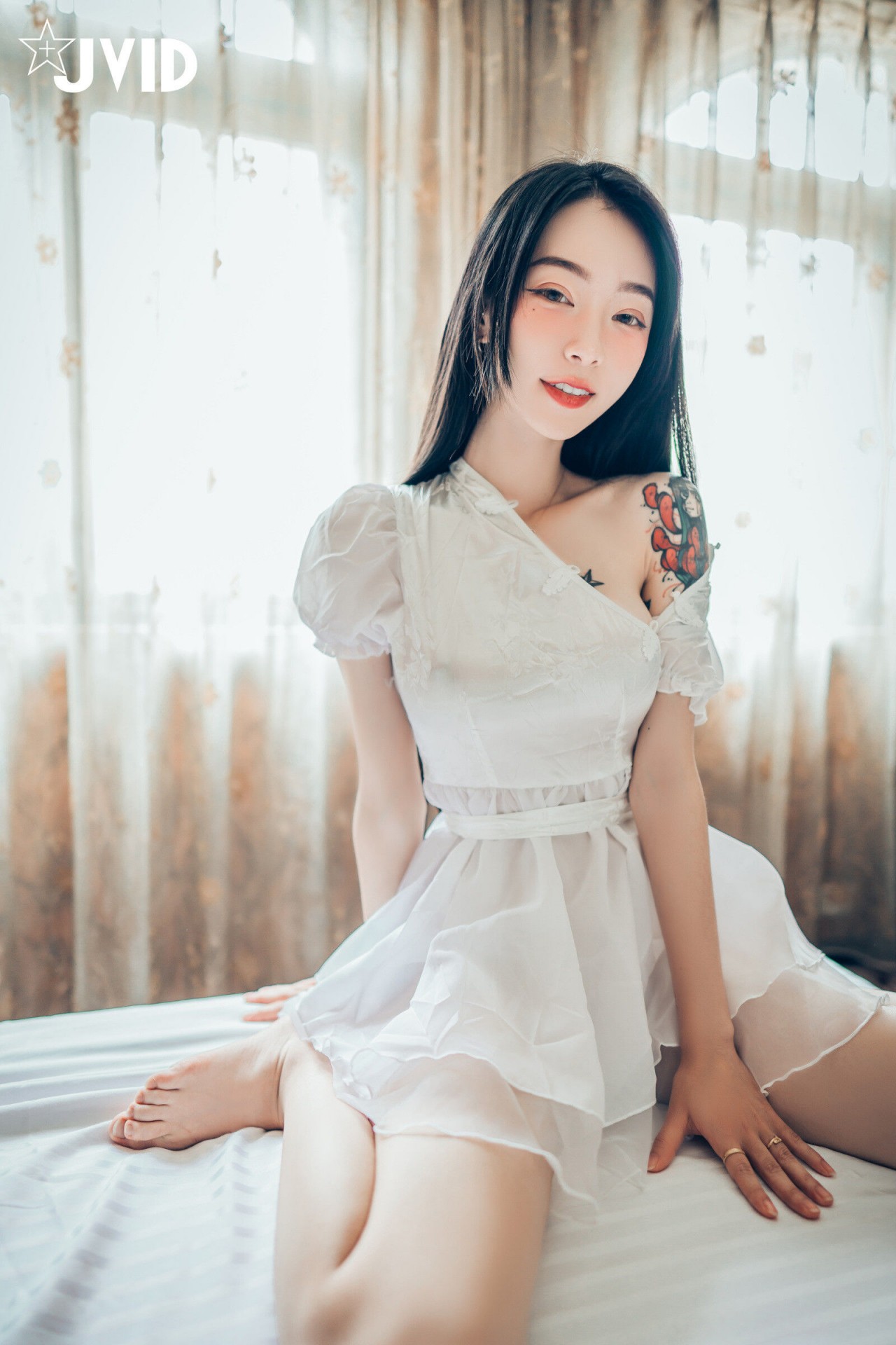 jvid 露出 色色旗袍写真，复古窗边的红衣纹身女孩插图9