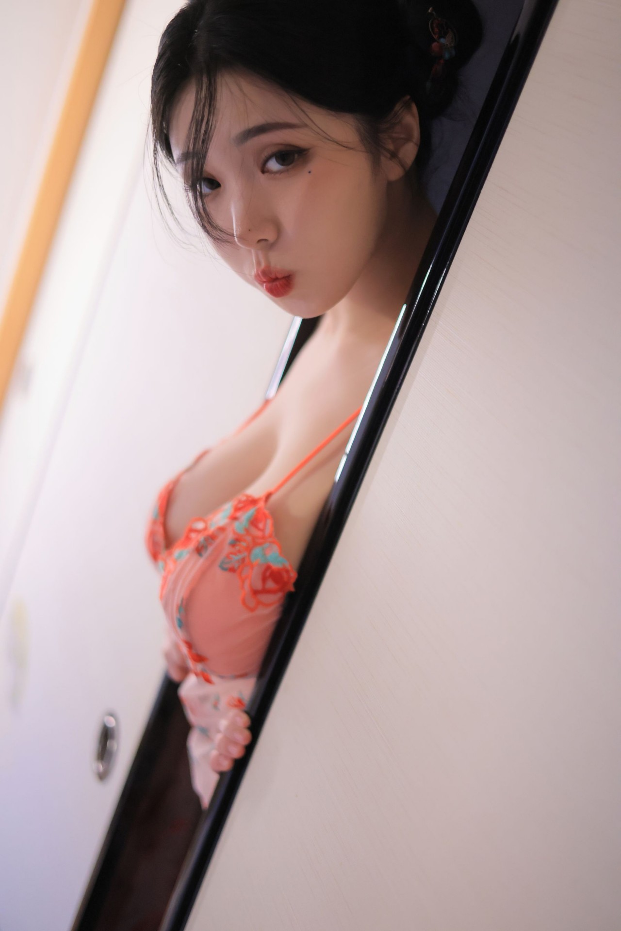 韩国 yeonwoo《粉色碎花睡衣》写真，性感与优雅，睡衣风美女插图1