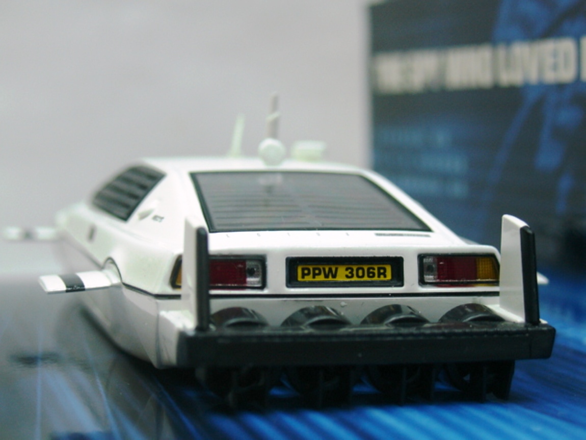 Minichamps 1/43 – Lotus Esprit S1 Submarine – James Bond 007 – Réf 400135270