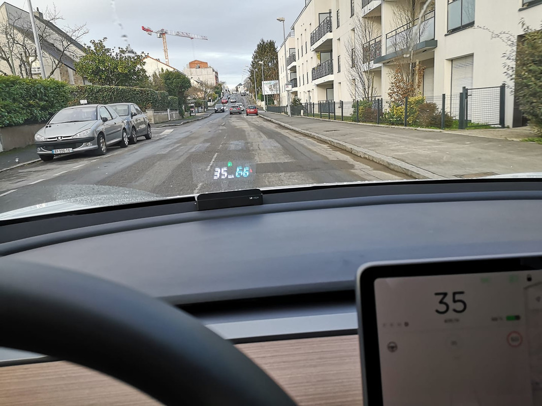 HUD Tesla Model 3