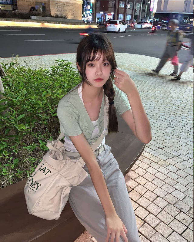 身材一級棒 九頭身身材比例不是一般人能夠達到的 纖細長腿 可玩腿夾 足交 貼心服務 做起來絕對的超有fu