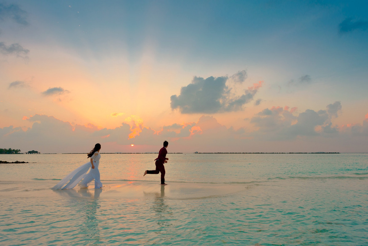 Turquoisecoupleonbeach.jpg