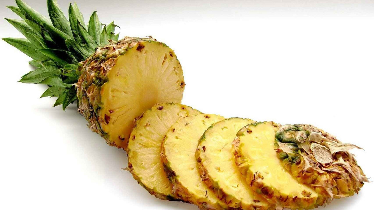 ¿Te cuesta pelar la piña? Aquí te damos un truco fácil para hacerlo