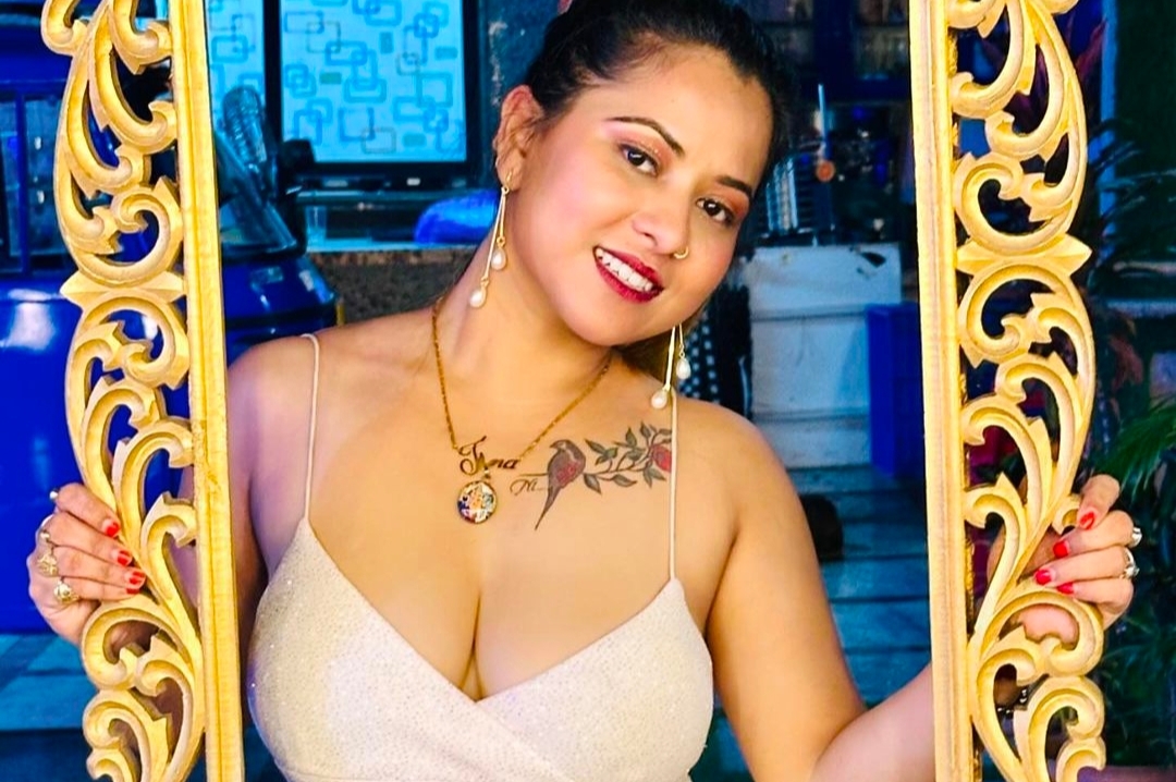 Desi Model Tina Nandi Showing boobs and pushing them