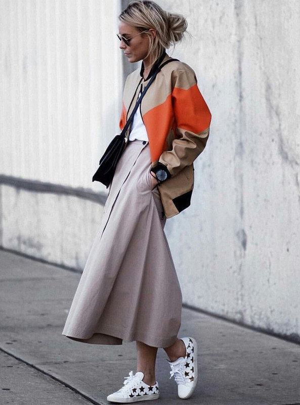 Девушка в образе из вещей About You