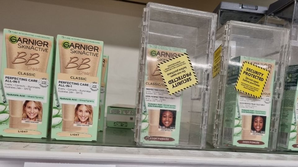 Como en Sonora Grill, supermercado pone alarmas solo en maquillajes oscuros