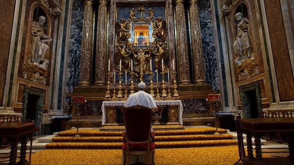 Coronavirus, Papa Francesco a piedi da solo: prega il «Crocifisso miracoloso» per la fine dell'epidemia dans Articoli di Giornali e News Basilica-Maria-Maggiore-Vergine-Salus-populi-Romani