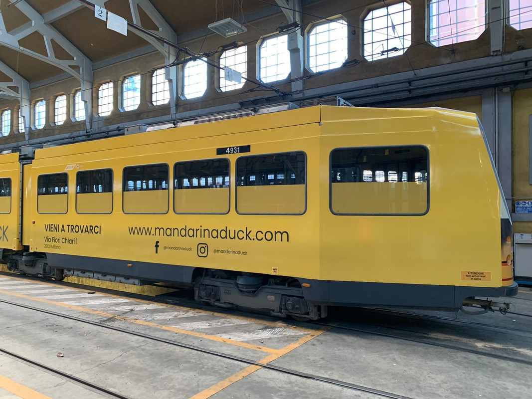 Mandarina Duck tinge Milano di giallo con i tram per la SS23 Mandarina Duck tinge Milano di giallo con i tram per la SS23