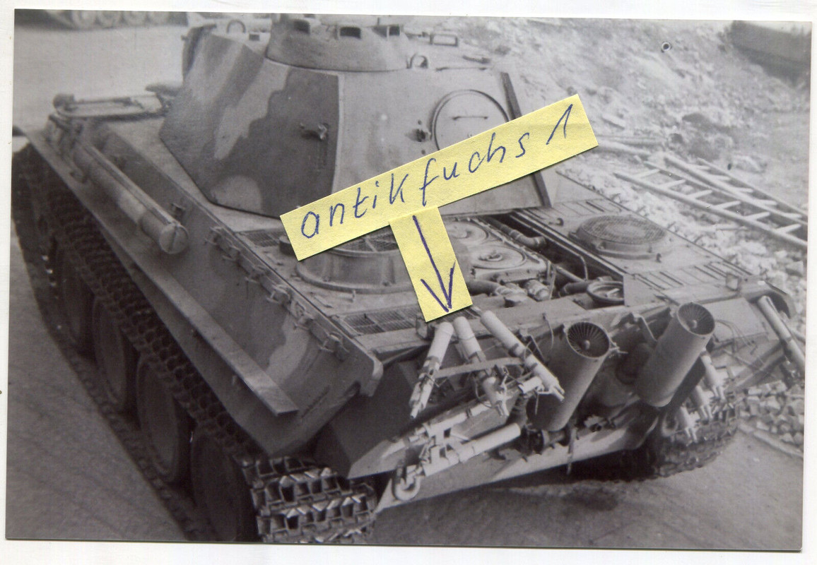 Foto-Abzug nach 1945 (1) Panzer Panther mit Flammenwerfer-Abwehr in Wildau 1943