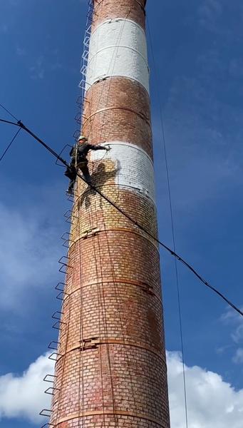 Процесс покраски дымовой трубы