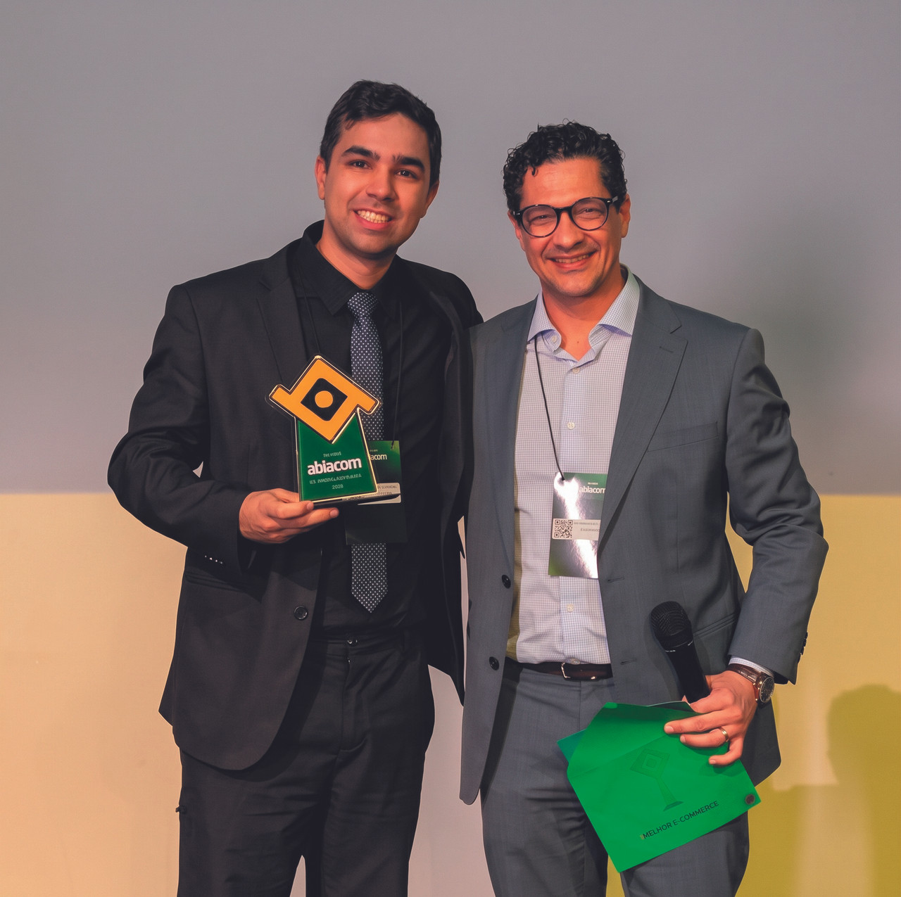 Alexandre Malta, presidente da AvenpesBR, entregou troféu a Ailton Fiorentin, sócio e CEO da Vallend Space, durante cerimônia do Prêmio ABIACOM, em São Paulo.