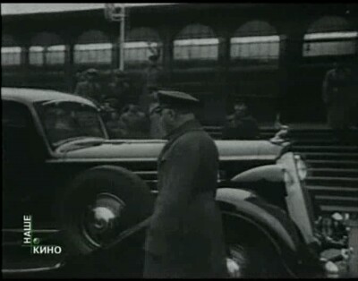 Нарком Ворошилов садится в наркомовский Паккард.