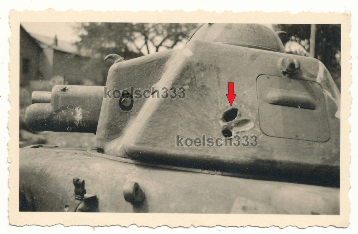Foto französischer Char Panzer mit schweren Tref