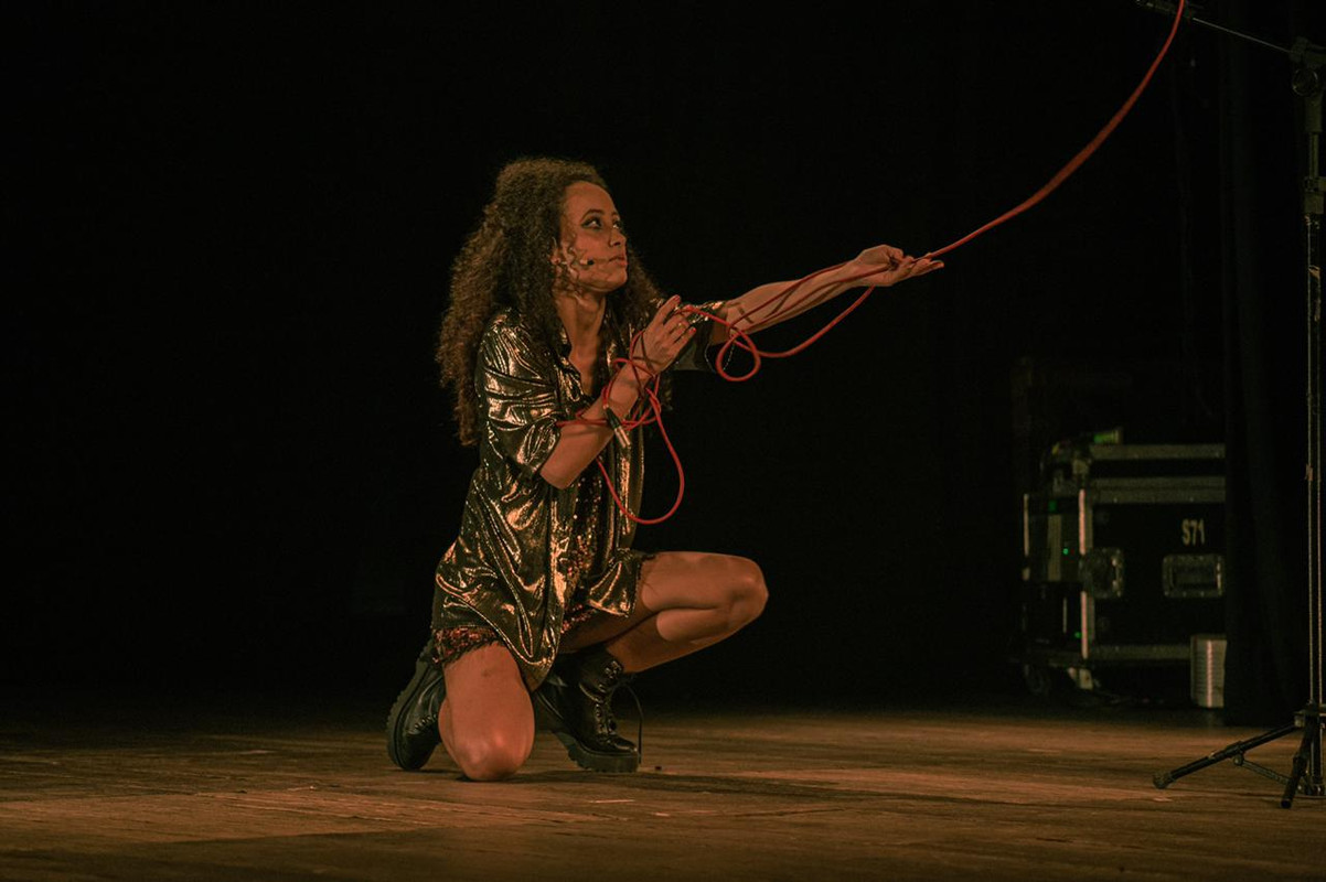 A menina com Asas por um Fio 5 - Rayza Noiá