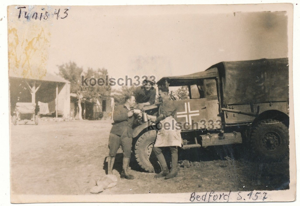 Foto Afrika Korps Kämpfer am Bedford Beute Jeep 
