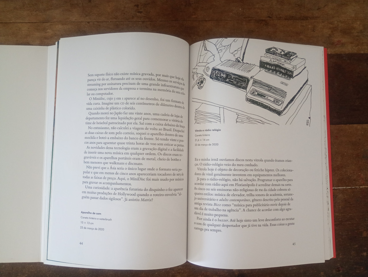 Livro aberto ao meio, onde se vê ao lado esquerdo, no topo da página, uma ilustração de um toca discos feito em unipin. No restante do espaço, vê-se texto detalhando o processo do desenho.