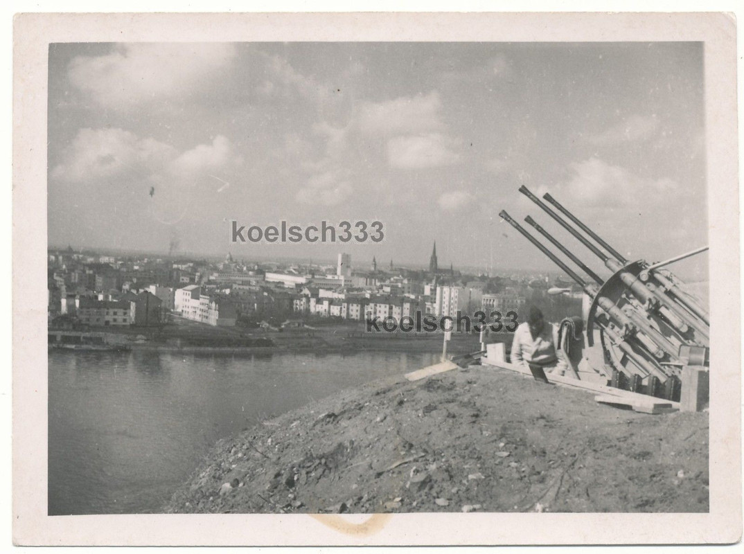Foto Vierlingsflak Artillerie Geschütz Luftwaffe Flak Luftschutz für eine Stadt