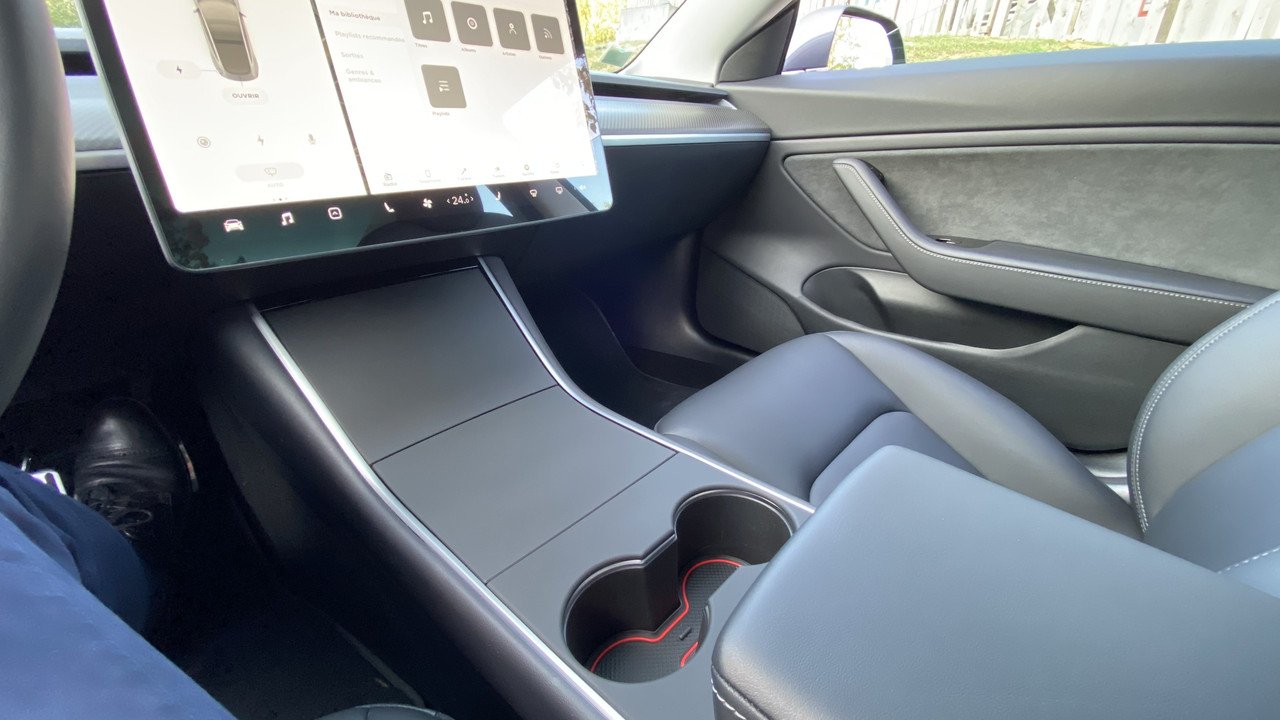 Console-centrale-noir-mat-Tesla-Model-3-