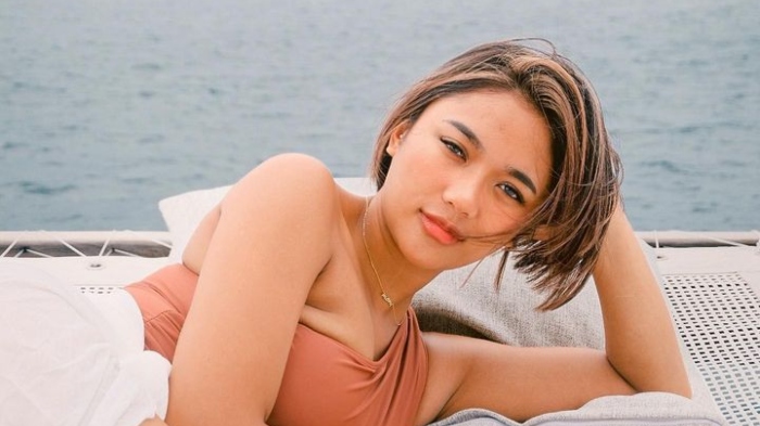 Potret canti Marion Jola saat liburan ke Gili Trawangan, sempat ceitakan momen kocak saat naik kapal pribadi.
