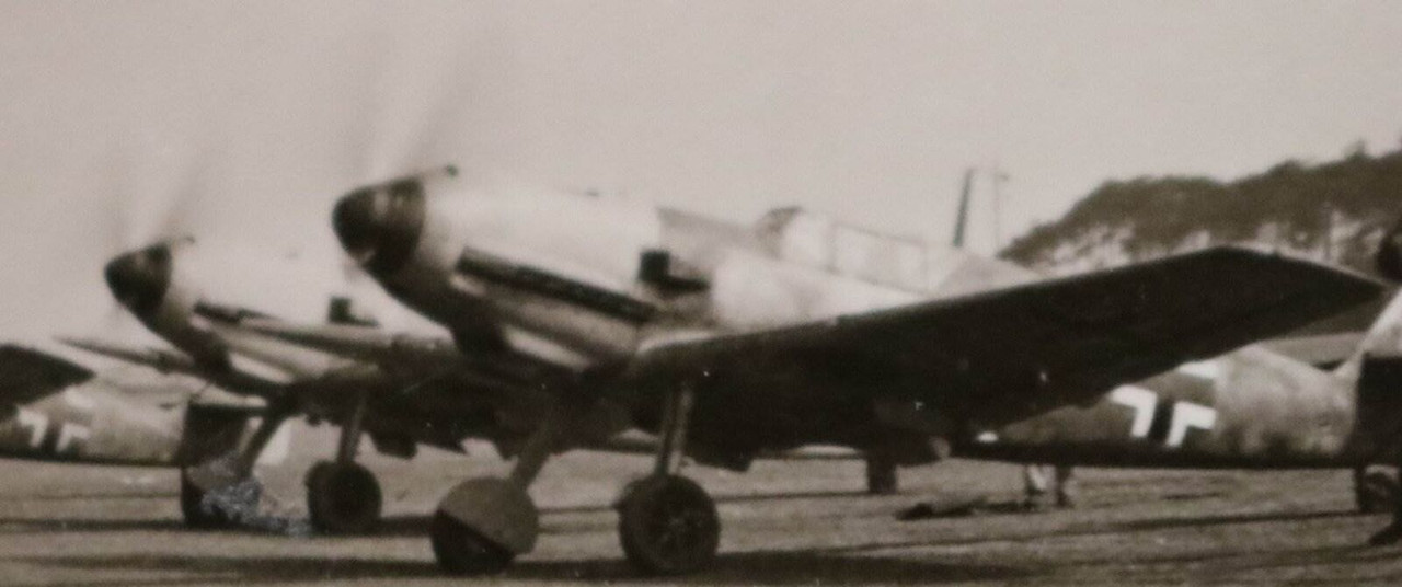 tolles altes Foto - Staffel Flugzeuge Me 109 Messerschmitt auf Flugplatz (1)