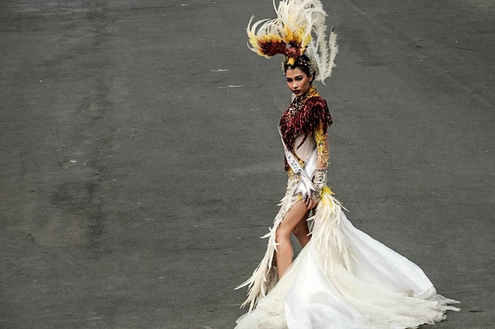 Frederika Alexis Cull dengan kostum Cenderawasih pada acara Jember Fashion Carnaval 18, Minggu (4/8/2019).