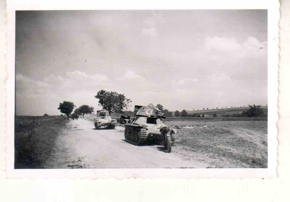FOTO 2 FRANZÖSISCHE HOTCHKISS PANZER