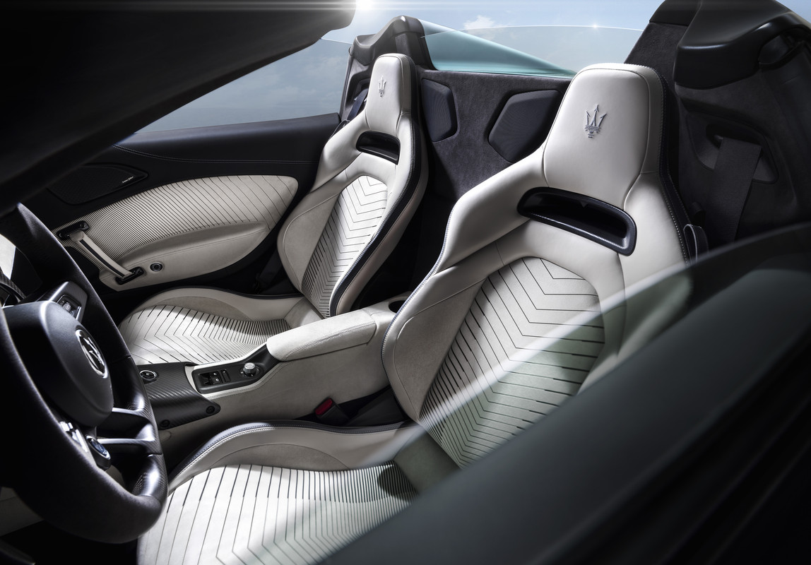 Maserati_MC20_Cielo_lifestyle(15)