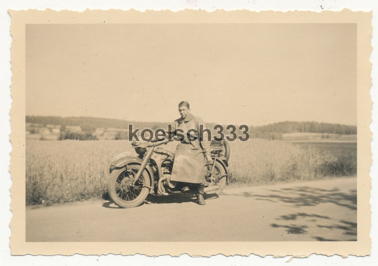 Foto Kradmelder der Wehrmacht im Gummimantel auf Motorrad im Westen 1940
