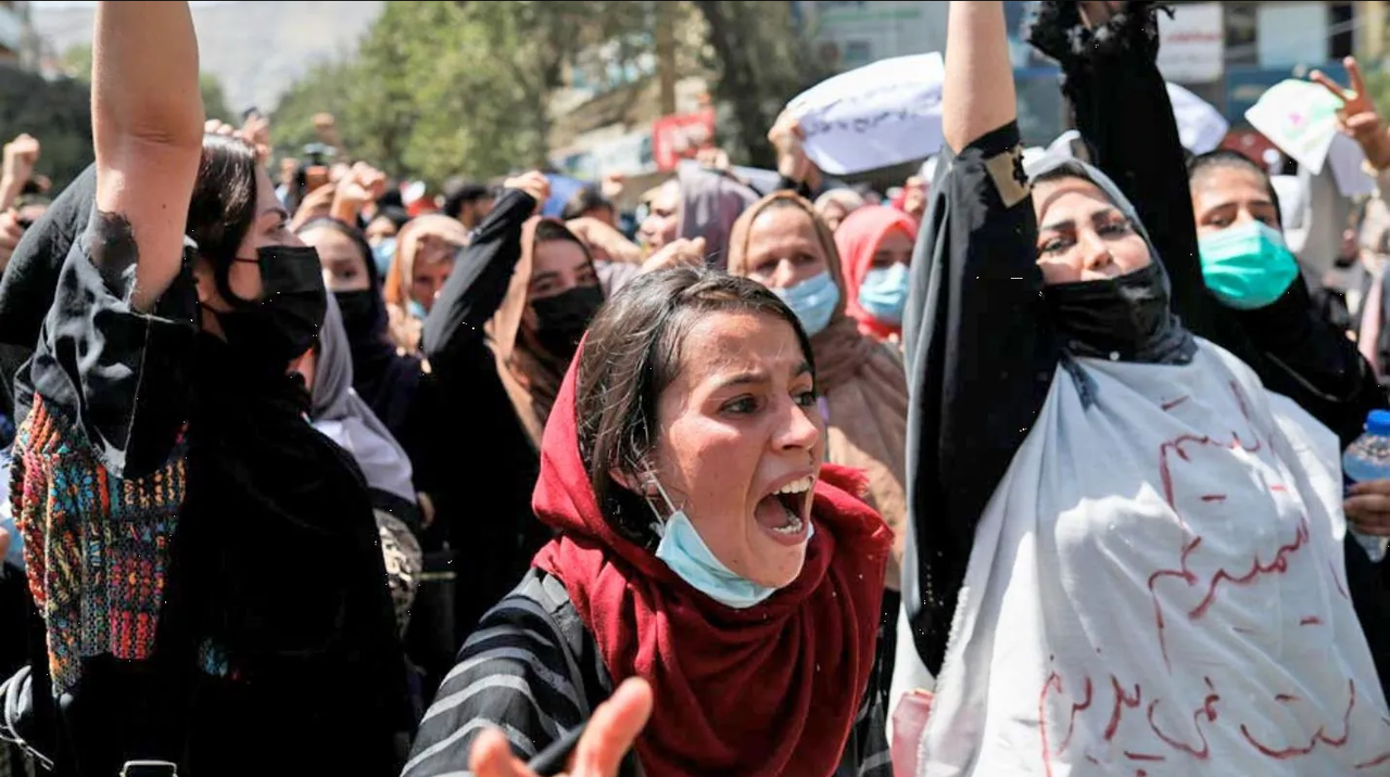 Afganistán: Más de 40 universidades cierran por veto a las mujeres