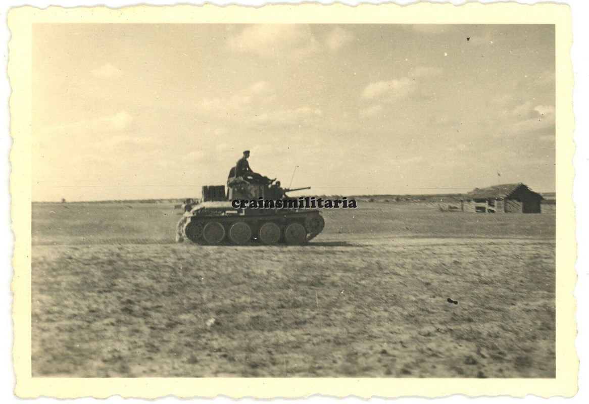 Orig. Foto Vormarsch Panzer 38 (t) Beute Tank in Litauen 1941,,.