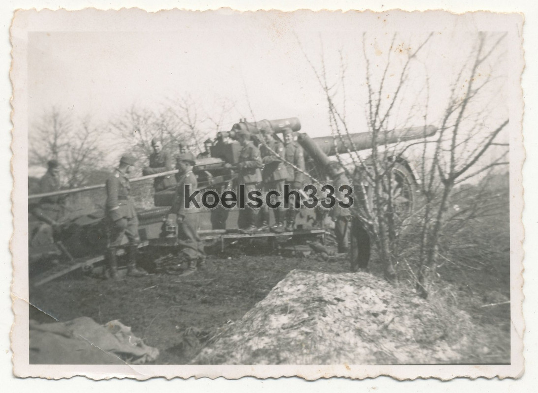 Foto Kanoniere der Wehrmacht an einem 21cm Morser Artillerie Geschutz im Osten