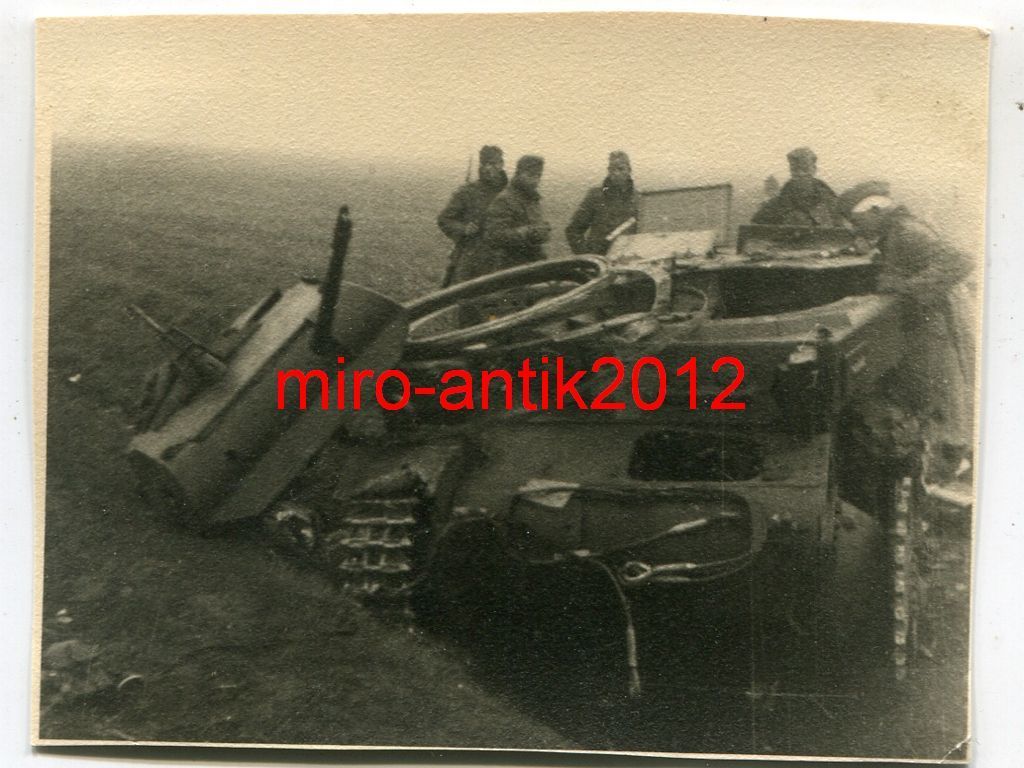 Foto, Wehrmacht, zerstörter Panzer II mit abgesp