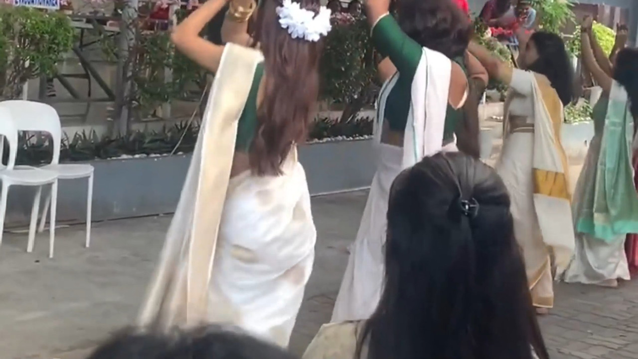 Cute Beautiful Malayali Girl Sexy Navel and ass in kerala saree.mp4_snapshot_00.49.467