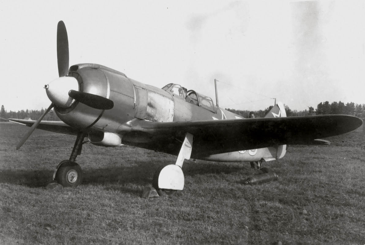 Lavochkin-La-5FN-151OKRAP-VVS-3Sqn-aircraft-preparing-for-flight-01