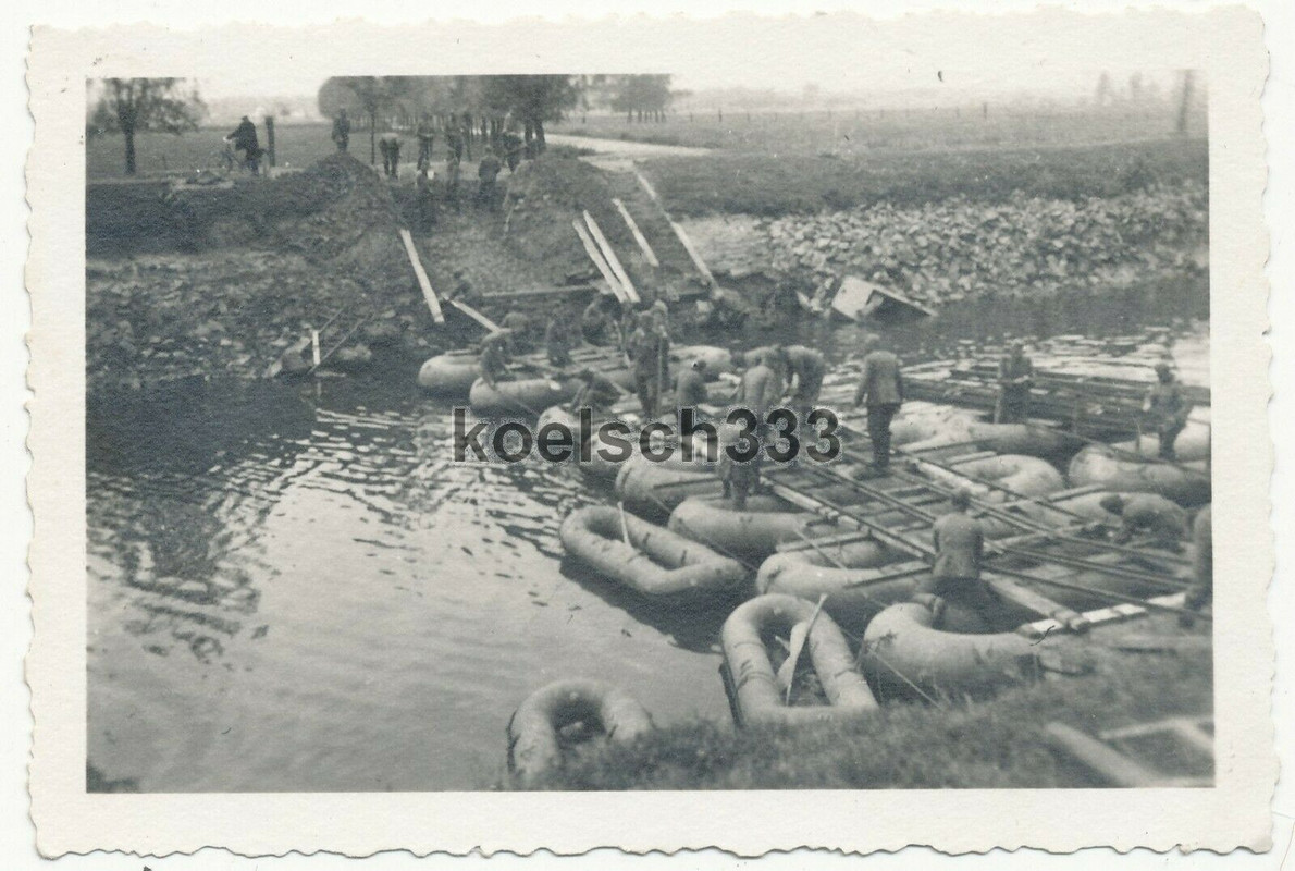Foto Pioniere vom Pi. 216 bauen eine Floßsack Kriegsbrücke an der Westfront