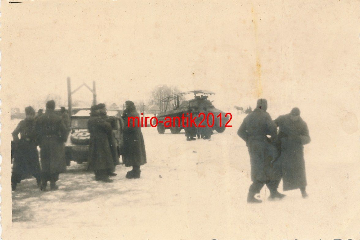 Foto, Wehrmacht, 8-Rad Panzer und Kübel im Winte
