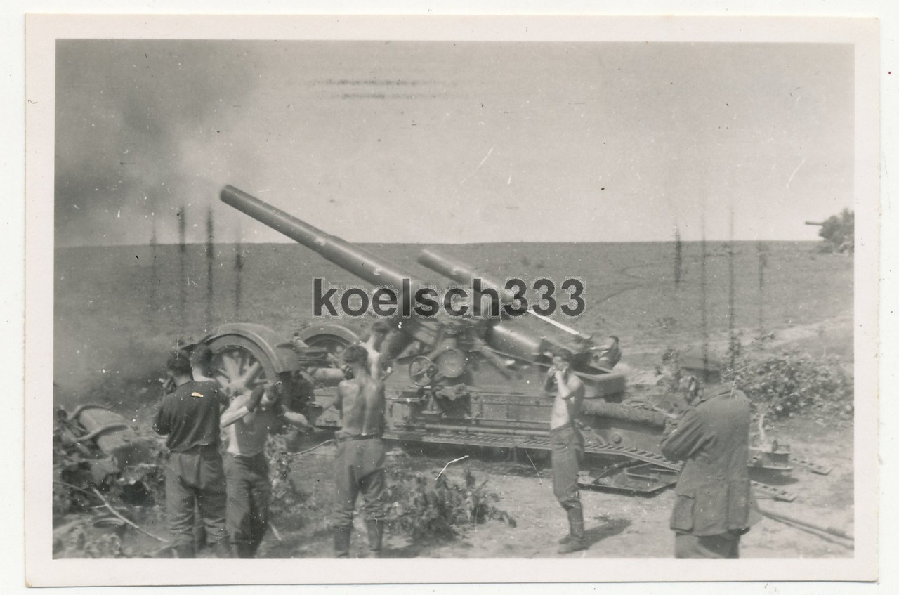 Foto Kanoniere der Wehrmacht feuern mit 21cm Mörser an der Ostfront in Russland
