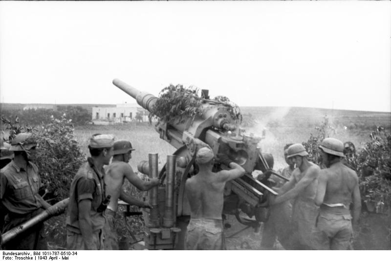 Posición de artillería Flak 88 en acción. Túnez, África del Norte. Abril de 1943 Posición de artillería Flak 88 en acción. Túnez, África del Norte. Abril de 1943