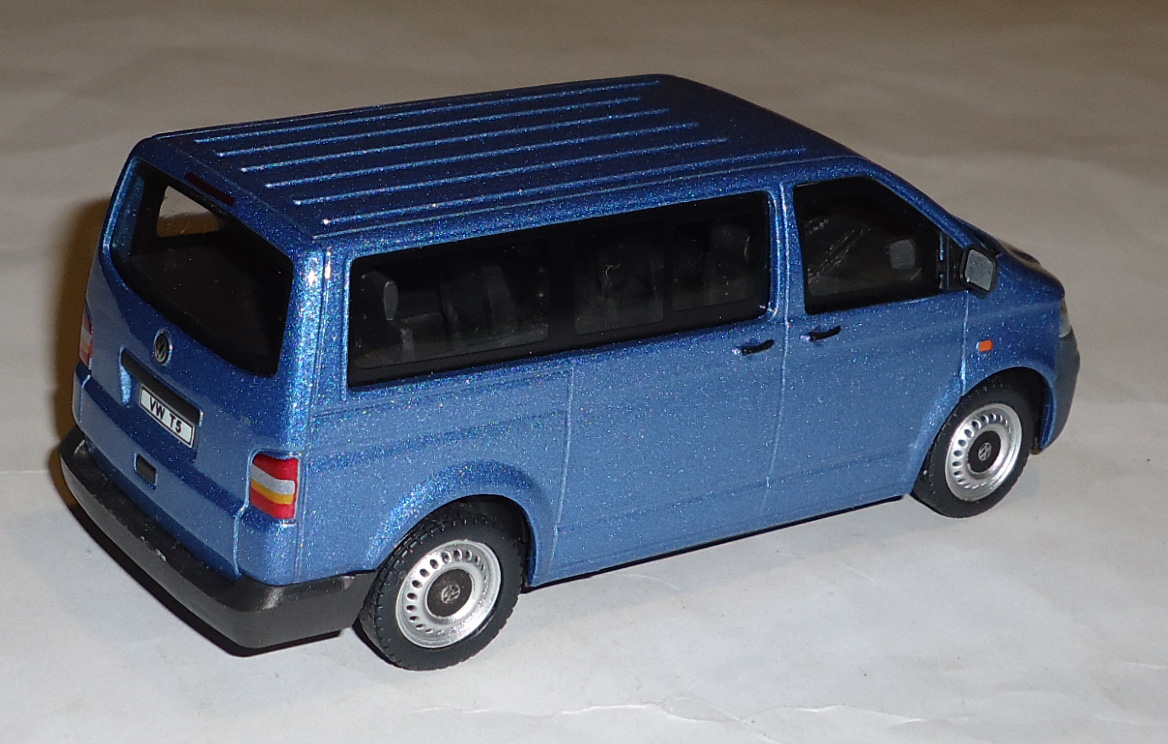 Volkswagen-T5 Transporter Bus1