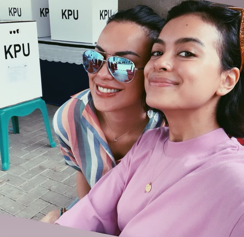 7 Potret kedekatan Sophia Latjuba dan Eva Celia, bagai kakak adik