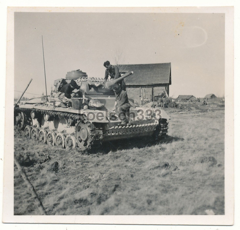 Foto Panzermänner reinigen Panzer III nach dem E