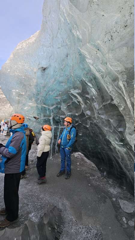 教練之一，可以看到冰有多高