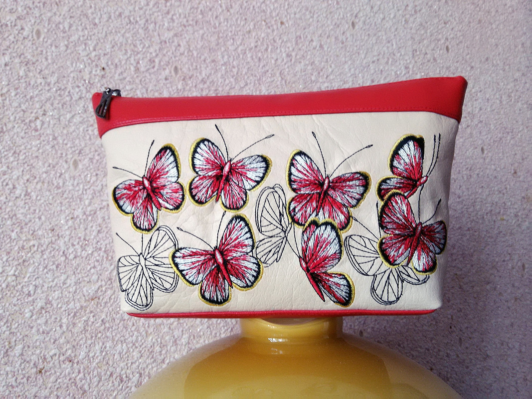 Красные бабочки