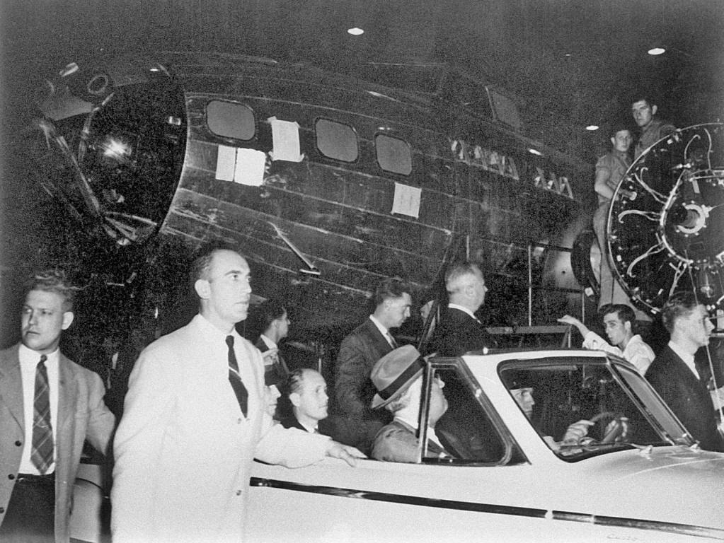 Franklin Delano Roosevelt durante la gira de la planta de producción de Beoing Franklin Delano Roosevelt durante la gira de la planta de producción de Beoing